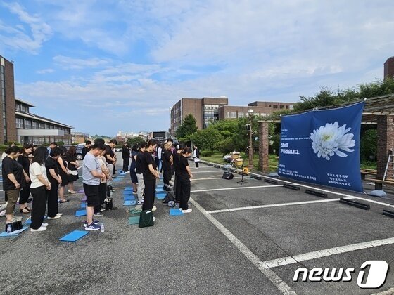 본문 이미지 - 21일 광주 광산구 광주교사노조 앞 마당에서 열린 '서이초 교사 추모문화제'에서 교사들이 묵념을 올리고 있다. 2023.7.21/뉴스1