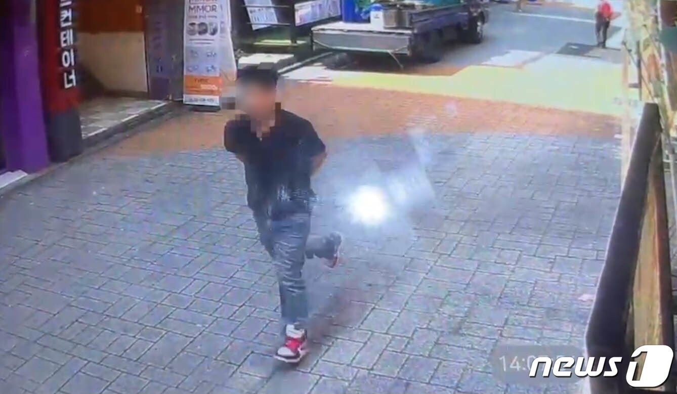 본문 이미지 - 21일 오후 2시7분쯤 서울 관악구 신림동 인근 칼부림 사건 범인이 도주하고 있는 장면이 녹화된 골목 폐쇄(CC)회로 영상캡쳐.(독자제공) 2023.7.21/뉴스1