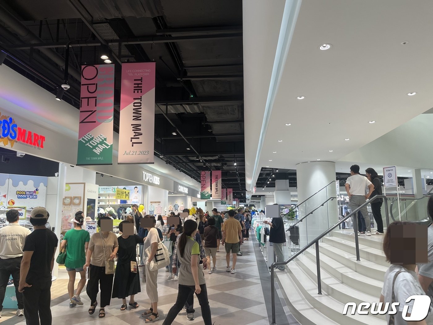 본문 이미지 - 이마트 더타운몰 킨텍스점이 21일 오전 오픈한 지 30분 만에 방문한 소비자들로 통로가 붐볐다. ⓒ News1 신민경 기자