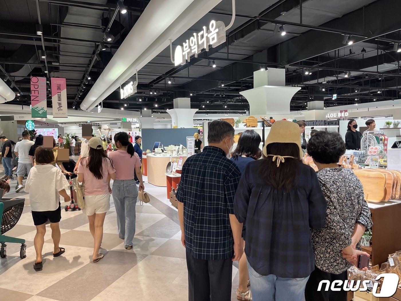 본문 이미지 - 가족단위 고객들이 1층 라이프스타일 매장에서 주방용품 등을 살펴보고 있다. ⓒ News1 신민경 기자