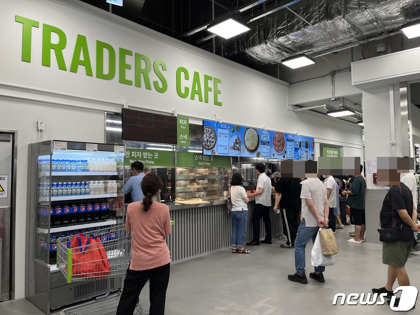 본문 이미지 - 리뉴얼을 거쳐 이마트 더타운몰 킨텍스점에도 'T-Cafe'가 생겼다. ⓒ News1 신민경 기자