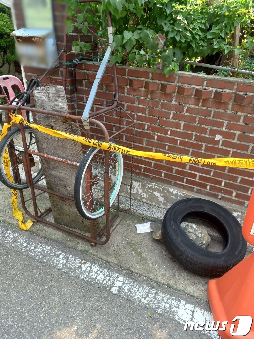 본문 이미지 - 21일 오후 3시26분께는 인천시 부평구 부개동 한 주택 우편함에 대만발 국제우편물이 발송돼 있다는 신고가 112로 접수돼 당국이 조사에 나섰다. 사진은 이 주택 담장에 놓여 있던 해당 우편물(인천소방본부 제공)2023.7.21/뉴스1 ⓒ News1 박아론 기자