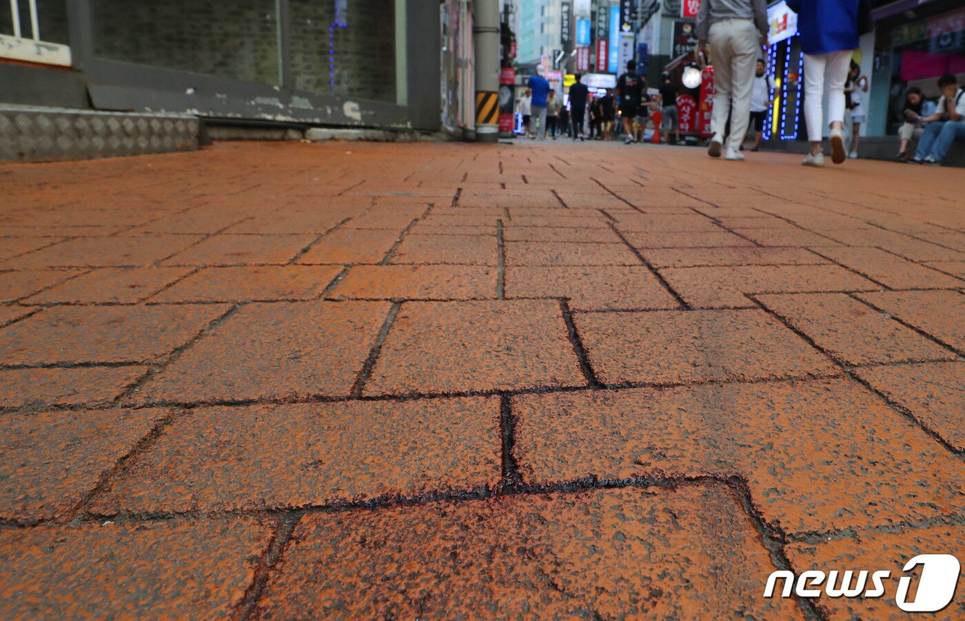 본문 이미지 - 21일 오후 서울 관악구 신림역 인근 칼부림 사건이 일어난 현장에 핏자국이 남아있다. 경찰에 따르면 이날 오후 2시7분쯤 서울 관악구 신림동 신림역 인근에서 칼부림이 발생해 1명이 사망하고 3명이 다쳤다. 경찰은 피의자를 검거하고 사건을 수사 중이다. 신림역 인근 칼부림 사건의 피의자는 전과와 수사 받은 경력 자료가 총 17건 있는 30대 남성으로 확인됐다. 2023.7.21/뉴스1 ⓒ News1 박세연 기자