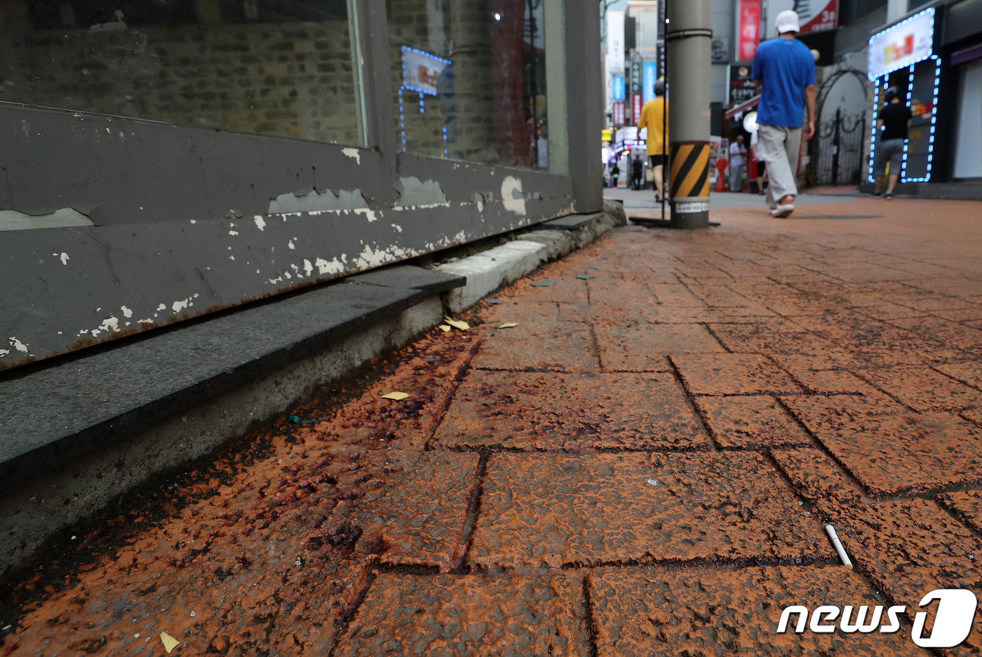 (서울=뉴스1) 박세연 기자 = 21일 오후 서울 관악구 신림역 인근 칼부림 사건이 일어난 현장에 핏자국이 남아있다.경찰에 따르면 이날 오후 2시7분쯤 서울 관악구 신림동 신림역 …