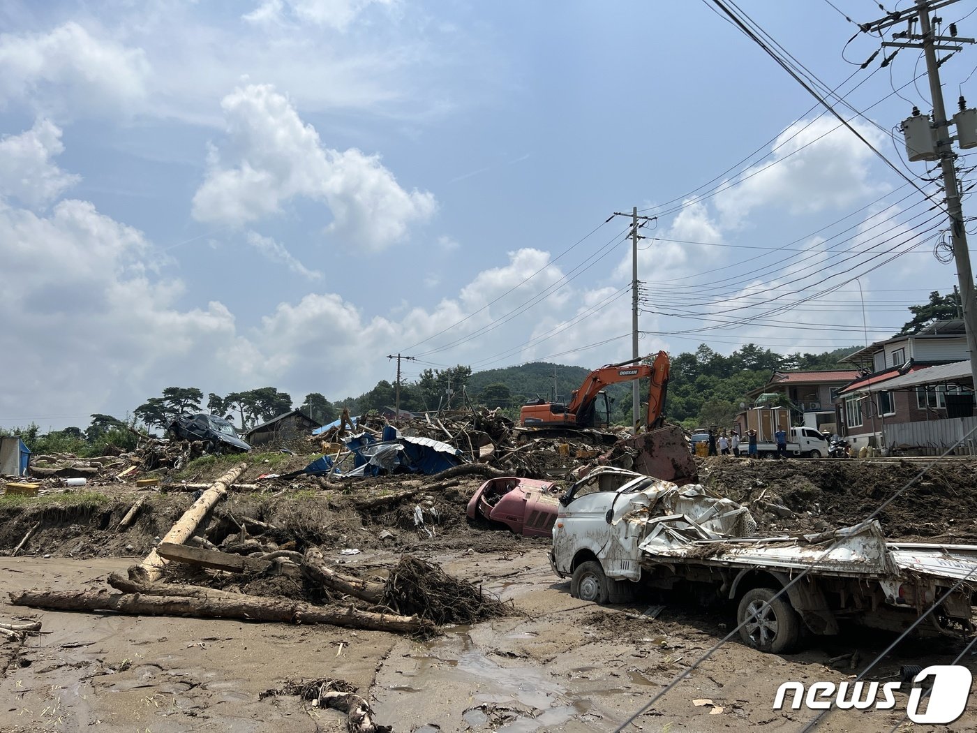 경북 영주군 영주읍 일대에 내린 집중호우로 집이 무너지고 차량이 파손된 모습. 2023.7.21/뉴스1 ⓒ News1 손승환 기자