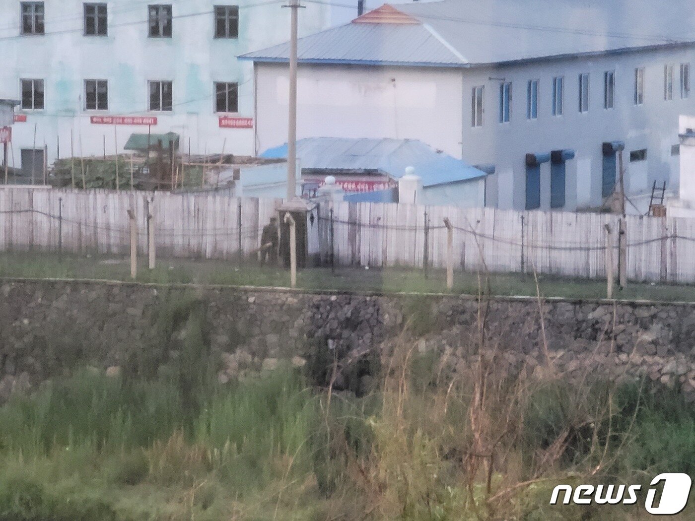 본문 이미지 - 북한 양강도 혜산시 모습. 북한 인민군이 간이 초소로 들어가고 있다. 2023.7.22/뉴스1 ⓒ News1 최소망 기자