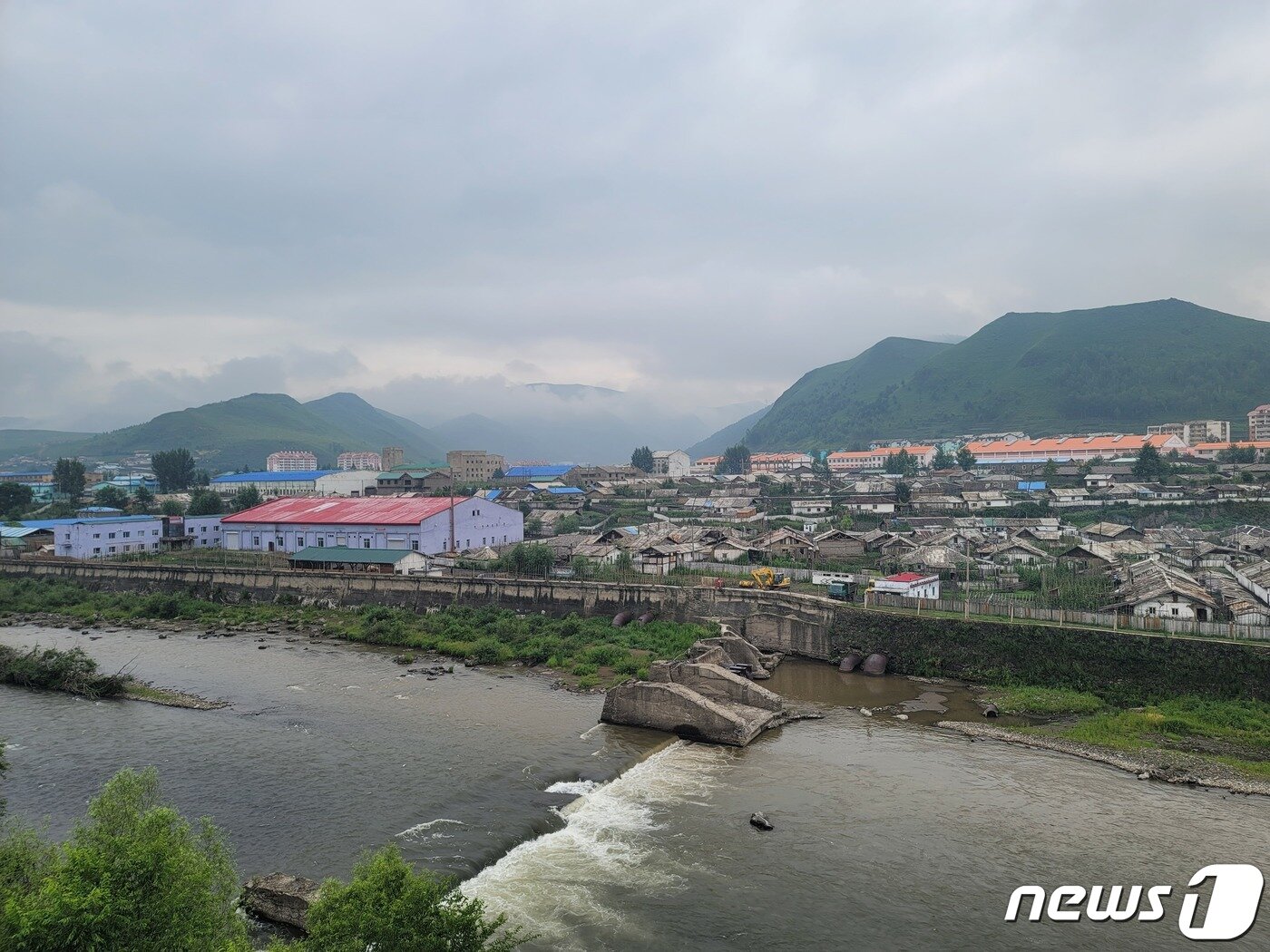 본문 이미지 - 북한 양강도 혜산시 전경. 북중 사이 압록강 폭이 매우 좁고 얕아 과거 탈북민들의 핵심 루트 중 하나인 곳이기도 했다.  2023.7.22/뉴스1 ⓒ News1 최소망 기자