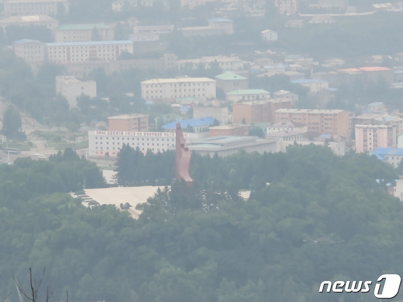 본문 이미지 - 북한 양강도 혜산시 전경. 멀리 김일성 주석의 보천보전투 승리를 기념하는 '보천보전투승리기념탑'이 보인다. 이 탑은 북한 주민들이 혁명전적지 답사를 할 때 꼭 거쳐가는 장소이기도 하다. 2023.7.22/뉴스1 ⓒ News1 최소망 기자