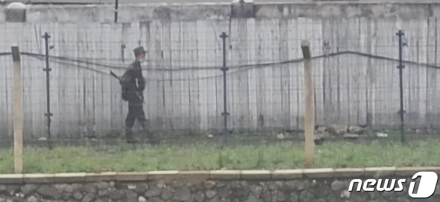 본문 이미지 - 북한 양강도 혜산시에서 마스크를 쓴 인민군이 총을 차고 경계근무를 서고 있다. 2023.7.22/뉴스1 ⓒ News1 최소망 기자