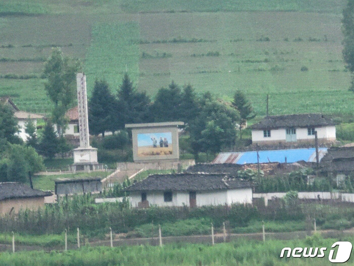 본문 이미지 - 북한 양강도 김형직군 모습. 마을 중심에 선대 최고지도자의 모자이크화와 영생탑이 자리하고 있다. 2023.7.22/뉴스1 ⓒ News1 최소망 기자