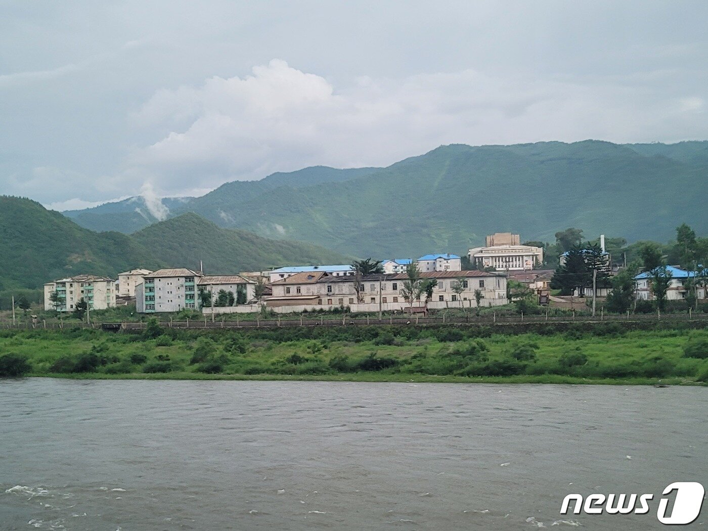 본문 이미지 - 북한 양강도 김정숙군 모습. 오른편 뒤쪽으로 김정숙군 문화회관이 보인다. 문화회관에는 다수의 사람들이 모여 있었다. 2023.7.22/뉴스1 ⓒ News1 최소망 기자