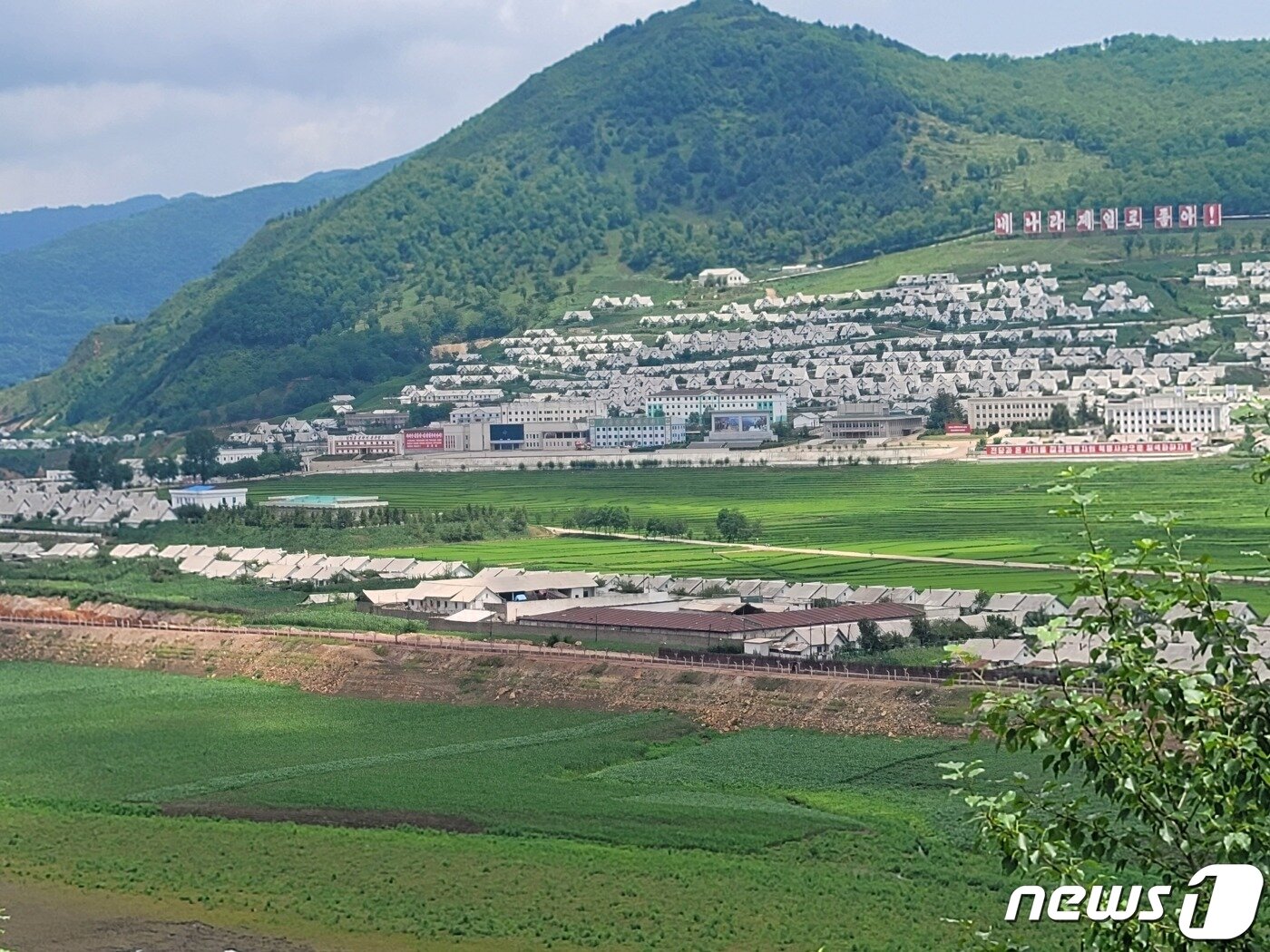 본문 이미지 - 북한 자강도 중강군의 한 마을. 흰색 살림집들이 줄지어 마을을 이루고 있다.2023.7.22/뉴스1 ⓒ News1 최소망 기자