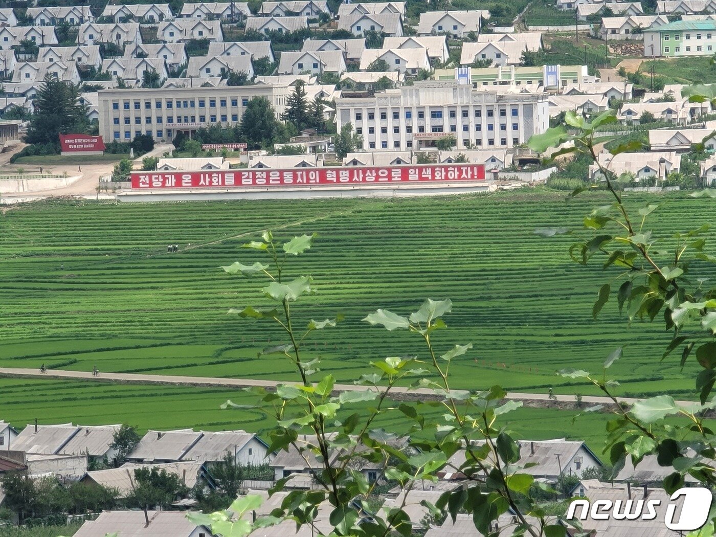 본문 이미지 - 북한 자강도 중강군의 한 마을. 경작지도 비교적 잘 정돈된 느낌이다. 2023.7.22/뉴스1 ⓒ News1 최소망 기자