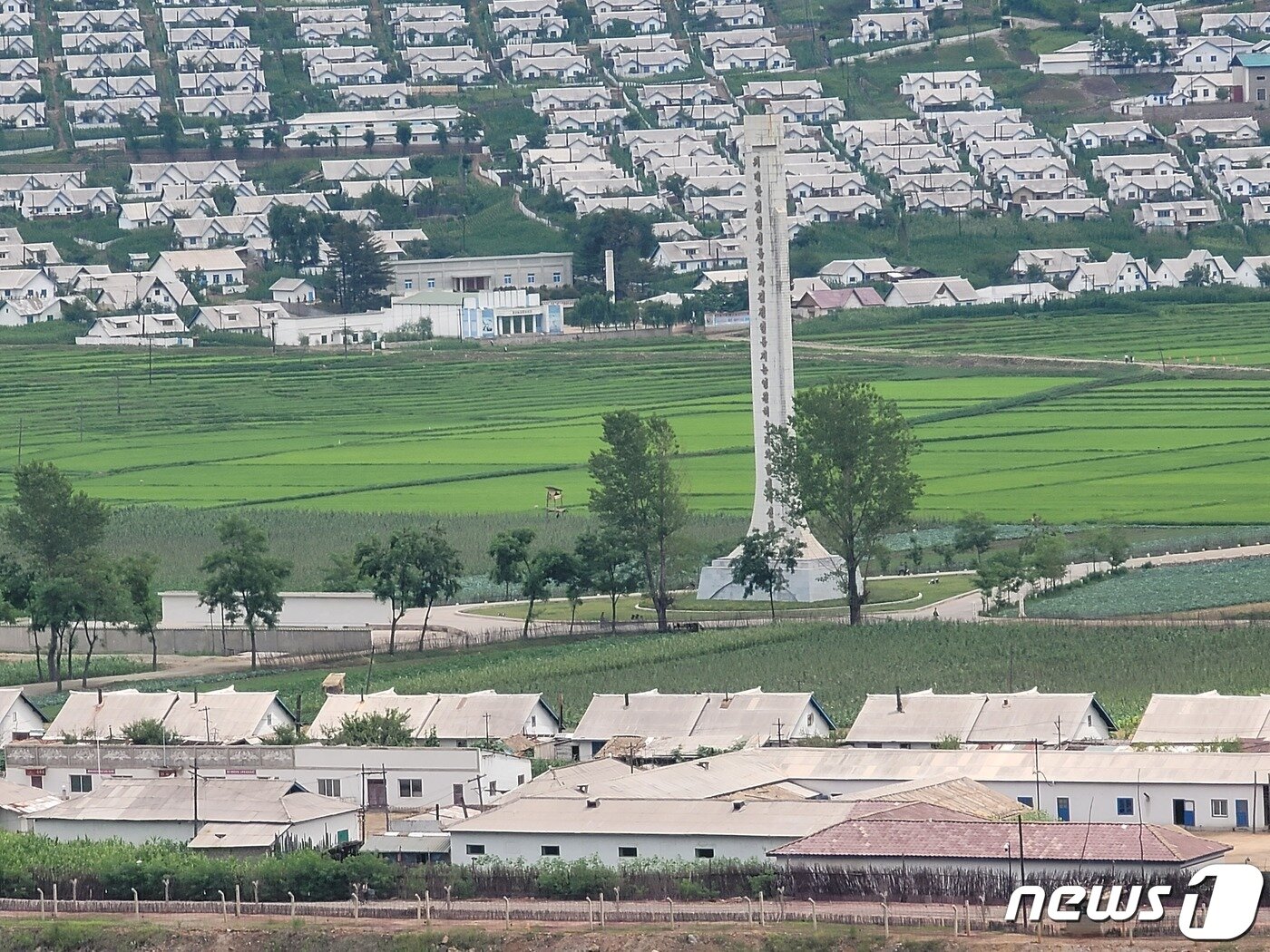 본문 이미지 - 북한 자강도 중강군의 한 마을. 마을 한 가운데 영생탑이 존재하고 있다. 영생탑에는 '위대한 김일성 동지와 김정일 동지는 영원히 우리와 함께 계신다'라는 문구가 새겨져 있다. 2023.7.22/뉴스1 ⓒ News1 최소망 기자
