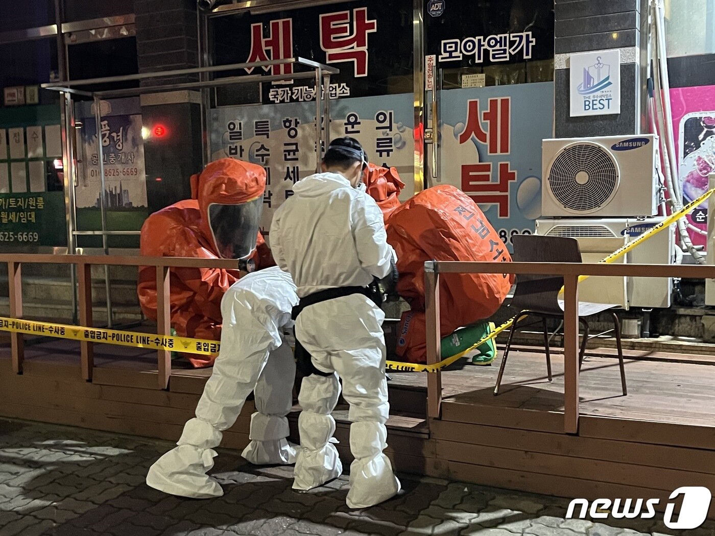 본문 이미지 - 21일 전남 목포에서 정체불명의 국제우편물이 도착했다는 신고가 접수돼 소방당국이 조치를 취하고 있다.(전남소방본부 제공) 2023.7.22/뉴스1 ⓒ News1 전원 기자