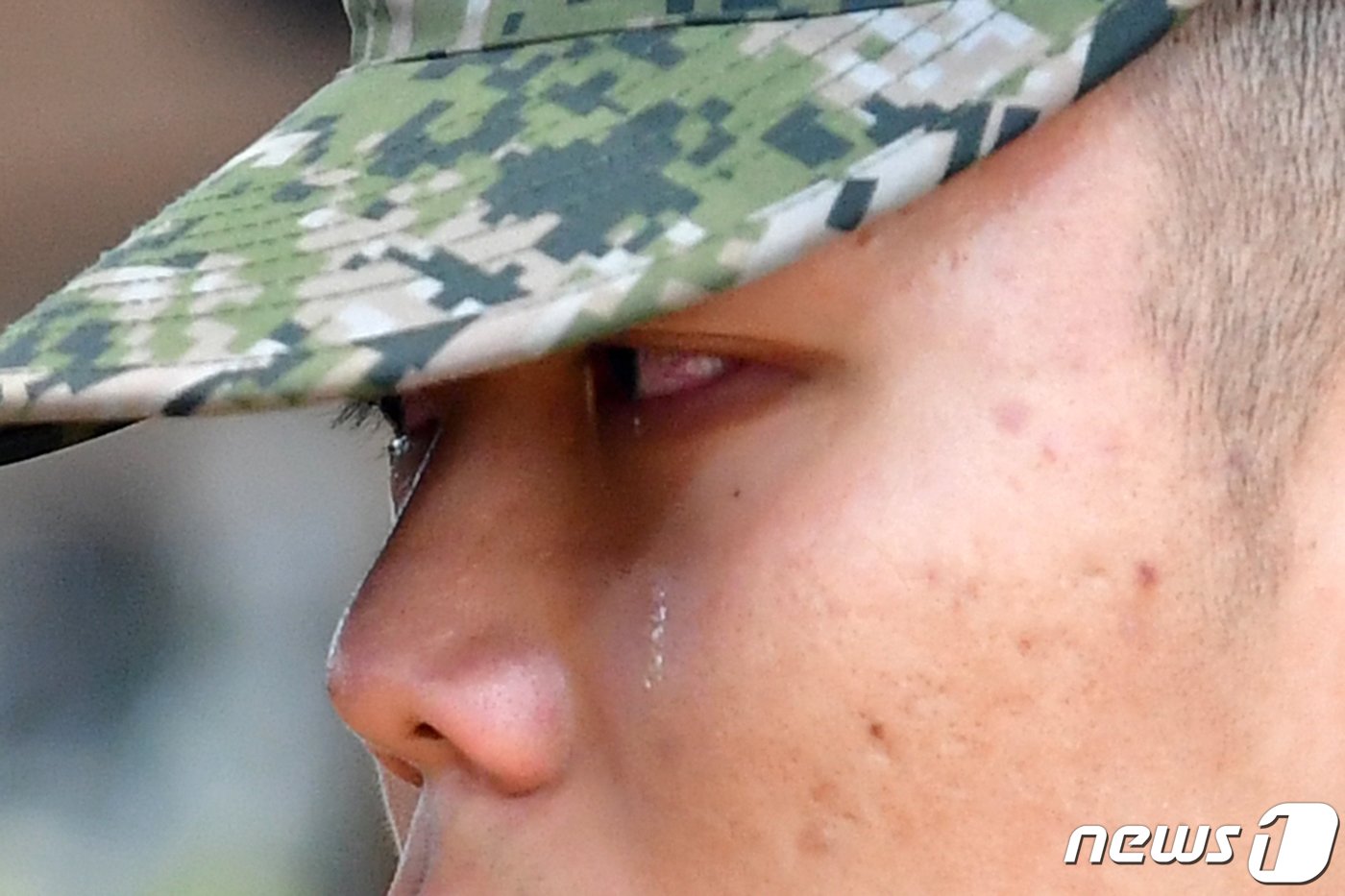 본문 이미지 - 22일 경북 포항시 남구 해병대 1사단 내 김대식 관에서 엄수된 고 채수근 상병 영결식에서 해병대원이 눈물을 흘리며 채 상병의 마지막 길을 지켜보고 있다. 채 상병은 집중호우 피해지역인 경북 예천군에서 실종자 수색 도중 급류에 휩쓸려 순직했다.2023.7.22/뉴스1 ⓒ News1 최창호 기자