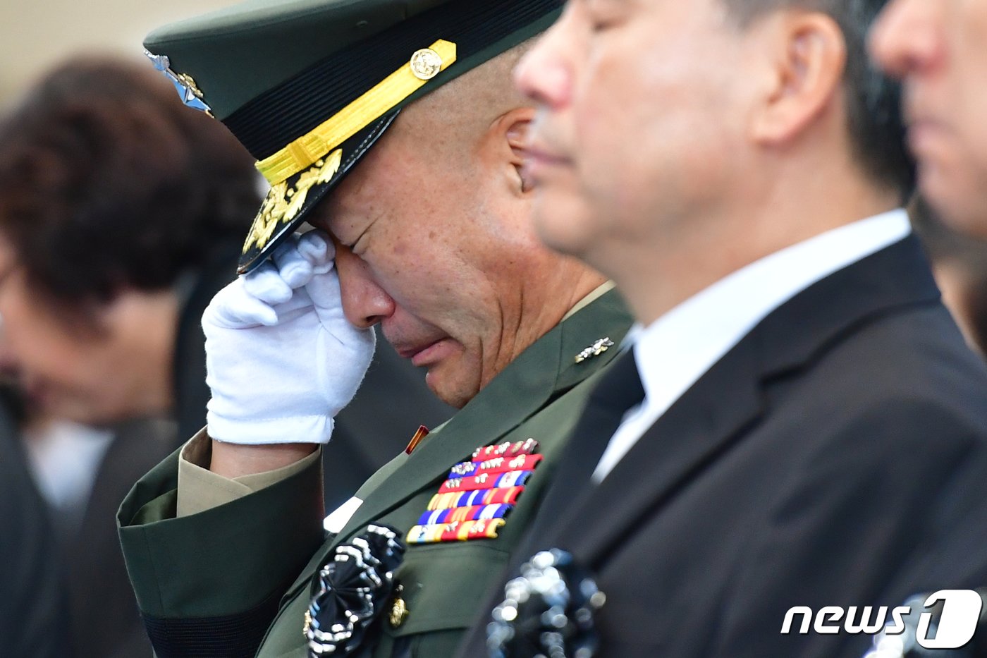 본문 이미지 - 김계환 해병대사령관이 22일 경북 포항시 남구 해병대 1사단 내 김대식 관에서 엄수된 고 채수근 상병 영결식장에서 눈물을 흘리고 있다.채 상병은 집중호우 피해지역인 경북 예천군에서 실종자 수색 도중 급류에 휩쓸려 순직했다.2023.7.22/뉴스1 ⓒ News1 최창호 기자