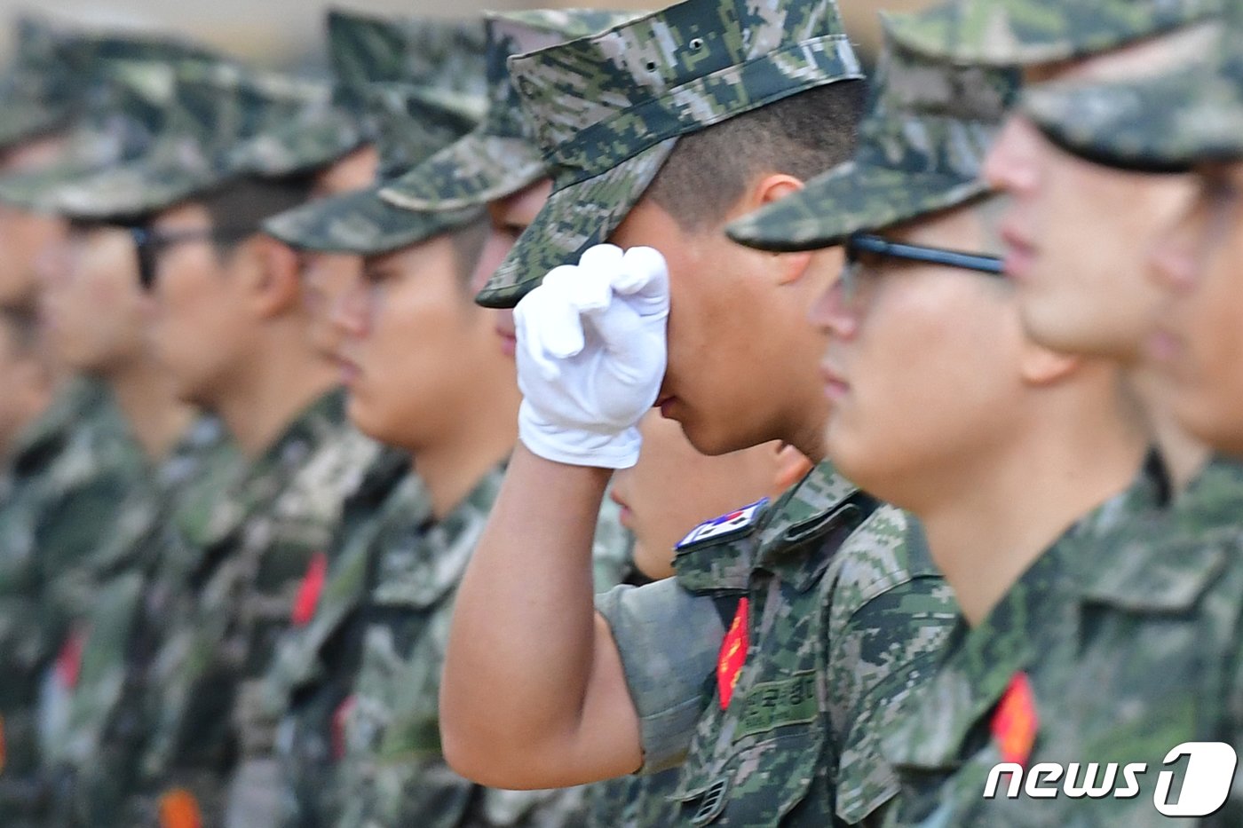 22일 경북 포항시 남구 해병대 1사단 내 김대식 관에서 엄수된 고 채수근 상병 영결식에서 해병대원이 눈물을 흘리며 채 상병의 마지막 길을 지켜보고 있다. 채 상병은 집중호우 피해지역인 경북 예천군에서 실종자 수색 도중 급류에 휩쓸려 순직했다.2023.7.22/뉴스1 ⓒ News1 최창호 기자