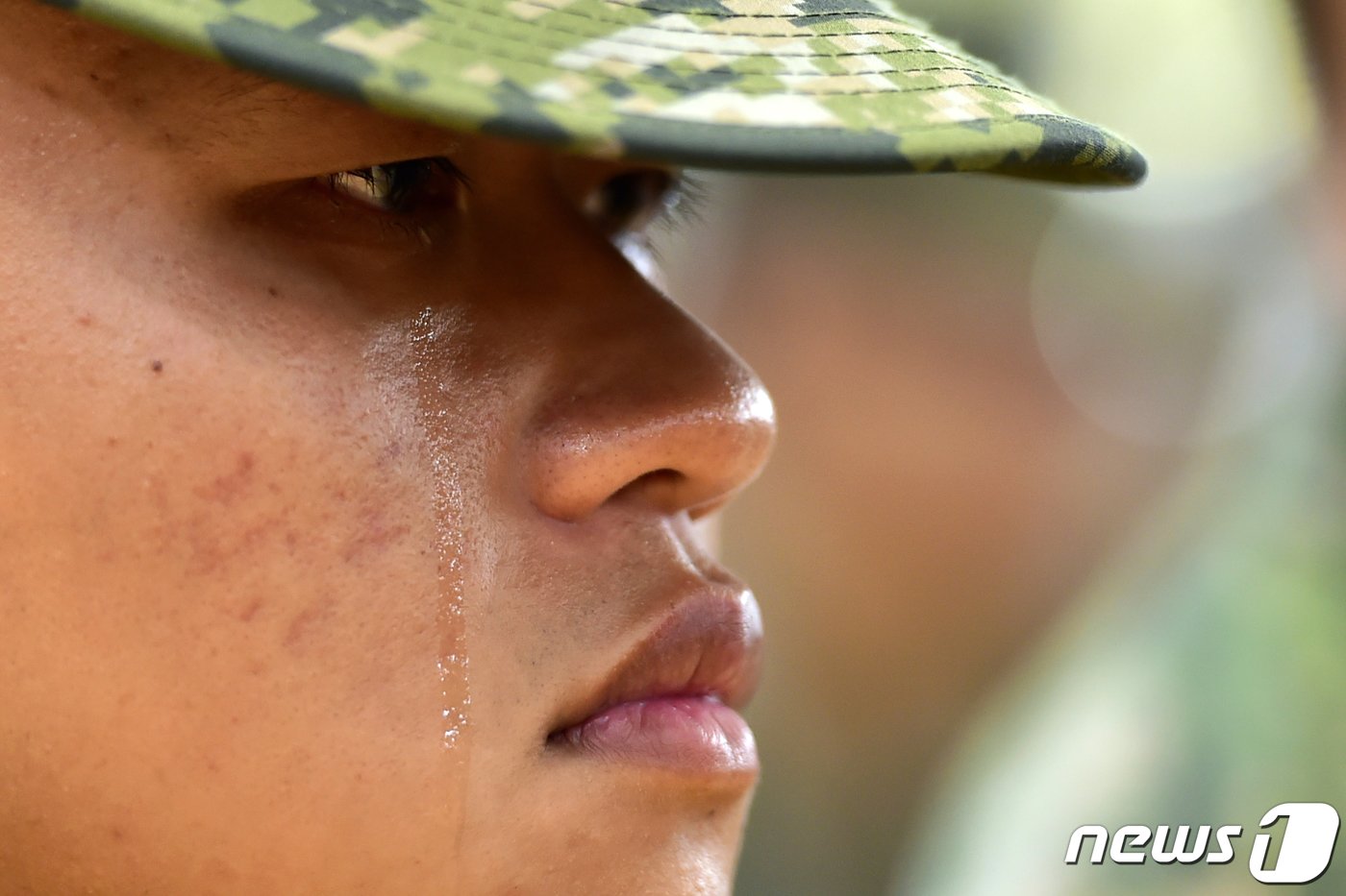 22일 경북 포항시 남구 해병대 1사단 내 김대식 관에서 엄수된 고 채수근 상병 영결식에서 해병대원이 눈물을 흘리며 채 상병의 마지막 길을 지켜보고 있다. 채 상병은 집중호우 피해지역인 경북 예천군에서 실종자 수색 도중 급류에 휩쓸려 순직했다.2023.7.22/뉴스1 ⓒ News1 최창호 기자