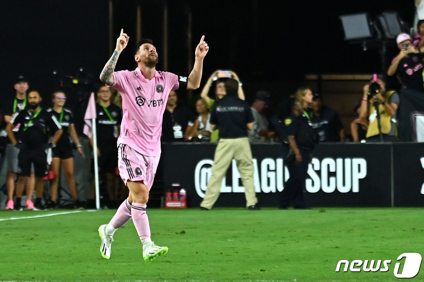 본문 이미지 - 인터 마이애미 데뷔전서 프리킥 골을 넣은 메시가 기뻐하고 있다. ⓒ AFP=뉴스1