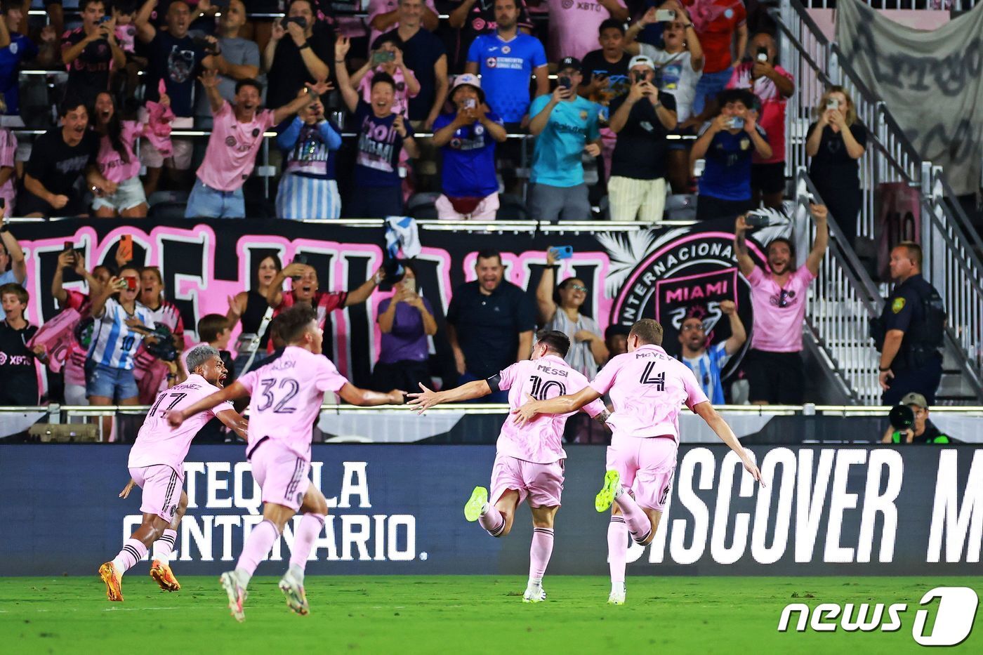 본문 이미지 - 인터 마이애미 데뷔전서 결승골을 넣은 메시. ⓒ AFP=뉴스1