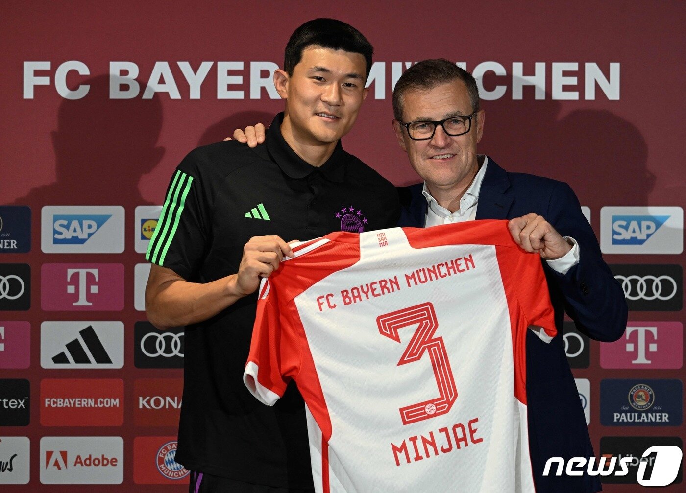 본문 이미지 - 독일 프로축구 명문 바이에른 뮌헨에 입단한 국가대표 수비수 김민재가 뮌헨에서 열린 입단 기자회견에서 크리스티안 드레센 대표이사와 함께 유니폼을 들고 기념촬영을 하고 있다. ⓒ AFP=뉴스1 ⓒ News1 구윤성 기자