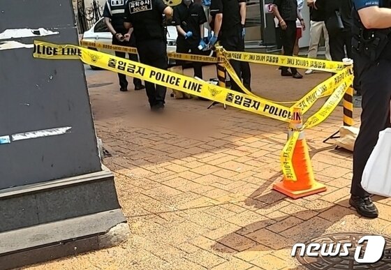 본문 이미지 - 21일 오후 칼부림 사건이 일어난 신림역 근처에 폴리스라인이 설치돼 있다. (독자제공)