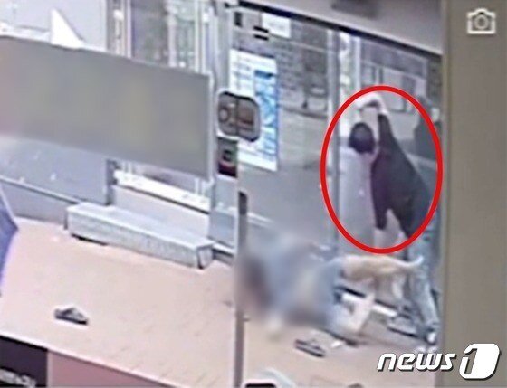 본문 이미지 - 조씨의 범행 당시 모습이 담긴 CCTV 영상의 한 장면. (온라인 커뮤니티 갈무리)