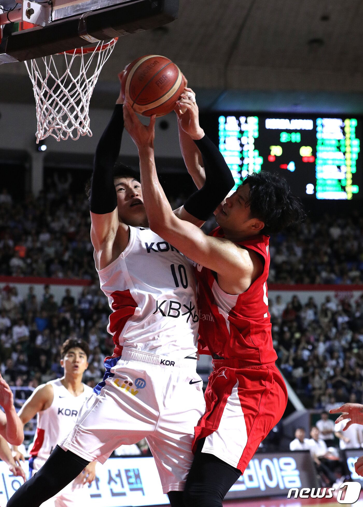 본문 이미지 - 22일 오후 서울 송파구 잠실학생체육관에서 열린 KB국민은행 2023 남자농구 국가대표 평가전 대한민국과 일본의 경기에서 문성곤이 리바운드를 하고 있다. 2023.7.22/뉴스1 ⓒ News1 신웅수 기자