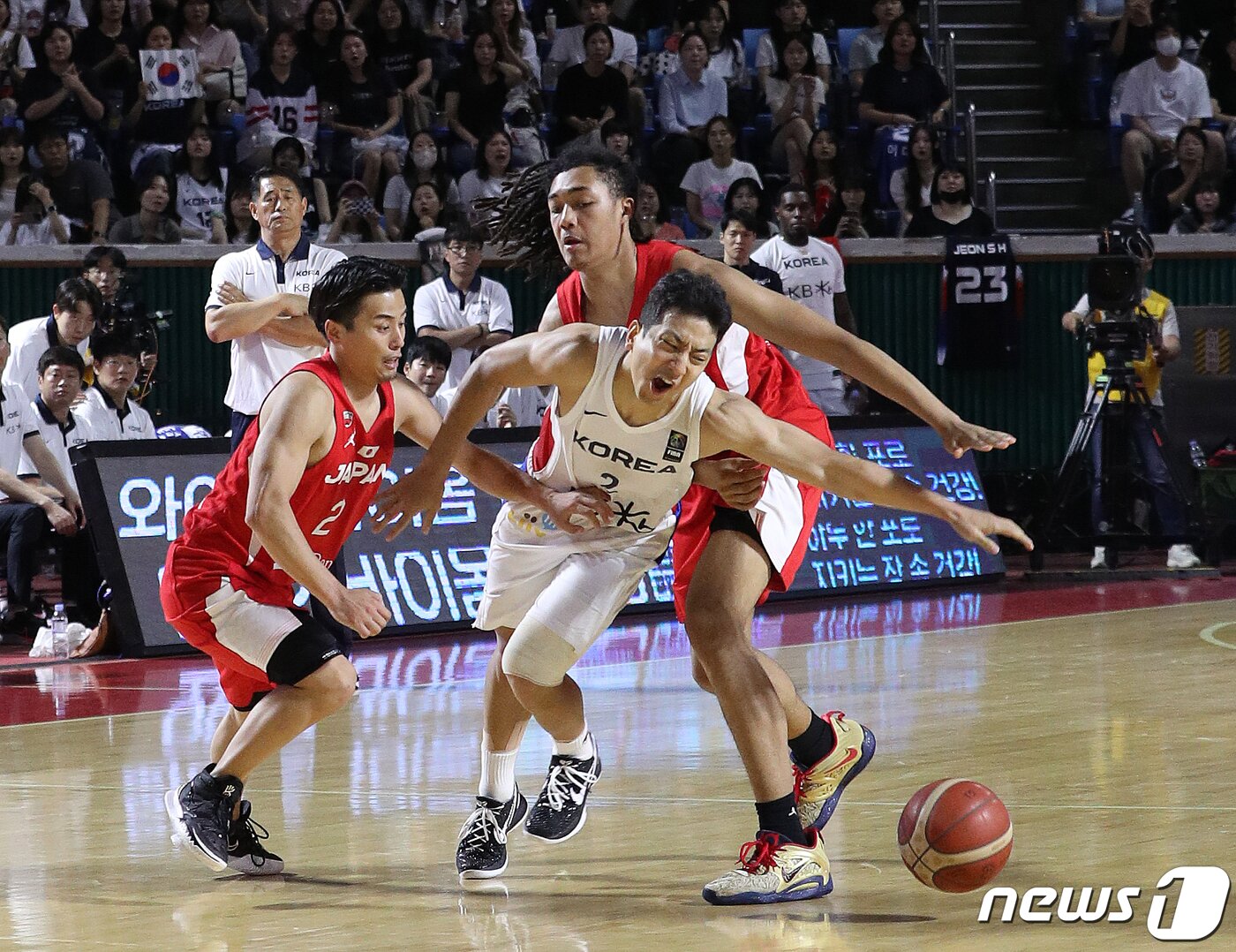 본문 이미지 - 22일 오후 서울 송파구 잠실학생체육관에서 열린 KB국민은행 2023 남자농구 국가대표 평가전 대한민국과 일본의 경기에서 허훈이 돌파를 하고 있다. 2023.7.22/뉴스1 ⓒ News1 신웅수 기자
