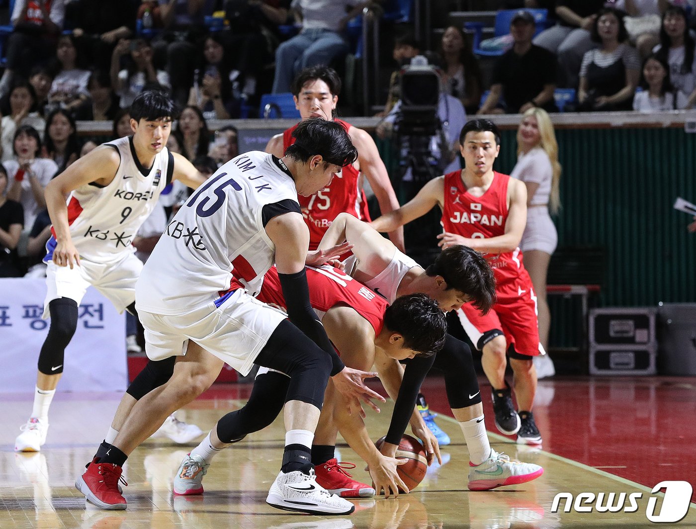 22일 오후 서울 송파구 잠실학생체육관에서 열린 KB국민은행 2023 남자농구 국가대표 평가전 대한민국과 일본의 경기에서 김종규가 볼다툼을 하고 있다. 2023.7.22/뉴스1 ⓒ News1 신웅수 기자