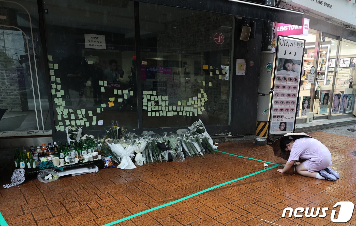 본문 이미지 - 22일 오후 서울 관악구 신림동 '묻지마 흉기 난동' 사건 현장에서 한 어린이가 이번 사건으로 희생 당한 피해자를 추모하며 헌화 뒤 큰절을 하고 있다. 2023.7.22/뉴스1 ⓒ News1 구윤성 기자