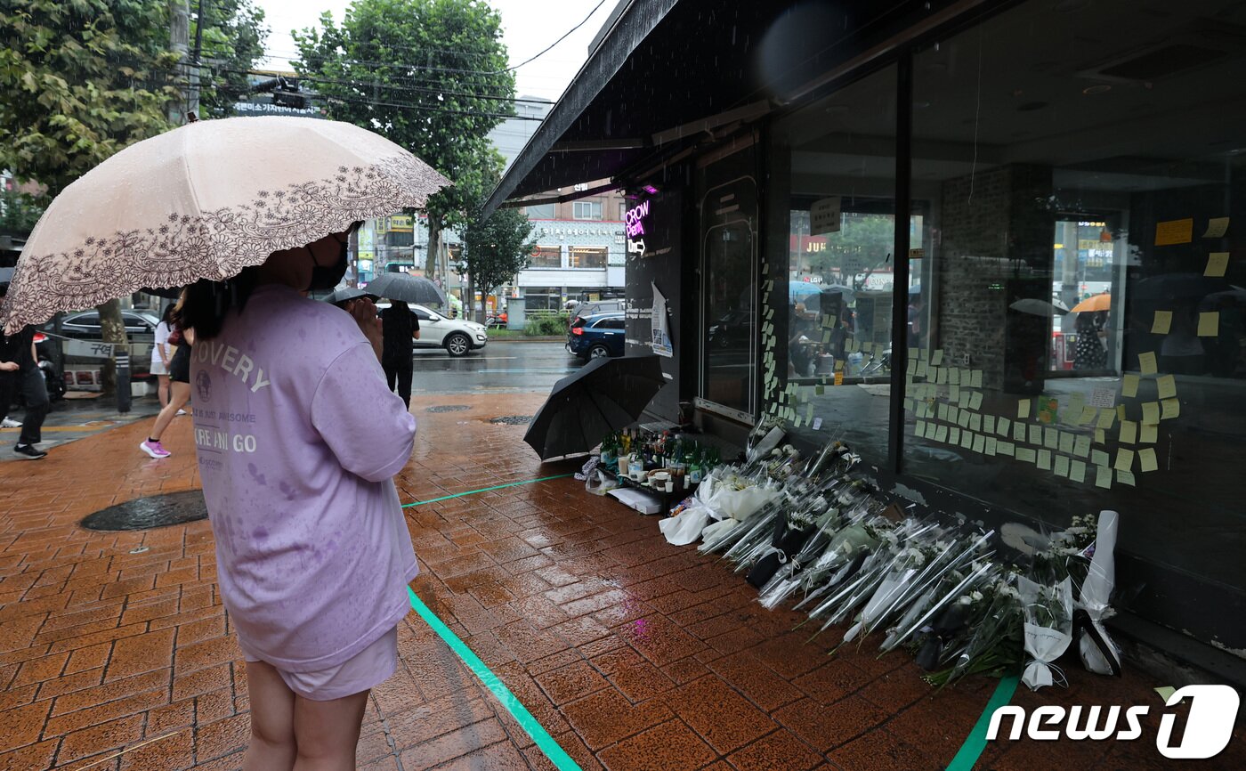 본문 이미지 - 22일 오후 서울 관악구 신림동 '묻지마 흉기 난동' 사건 현장에서 한 학생이 이번 사건으로 희생 당한 피해자를 추모하며 헌화 뒤 기도하고 있다. 2023.7.22/뉴스1 ⓒ News1 구윤성 기자