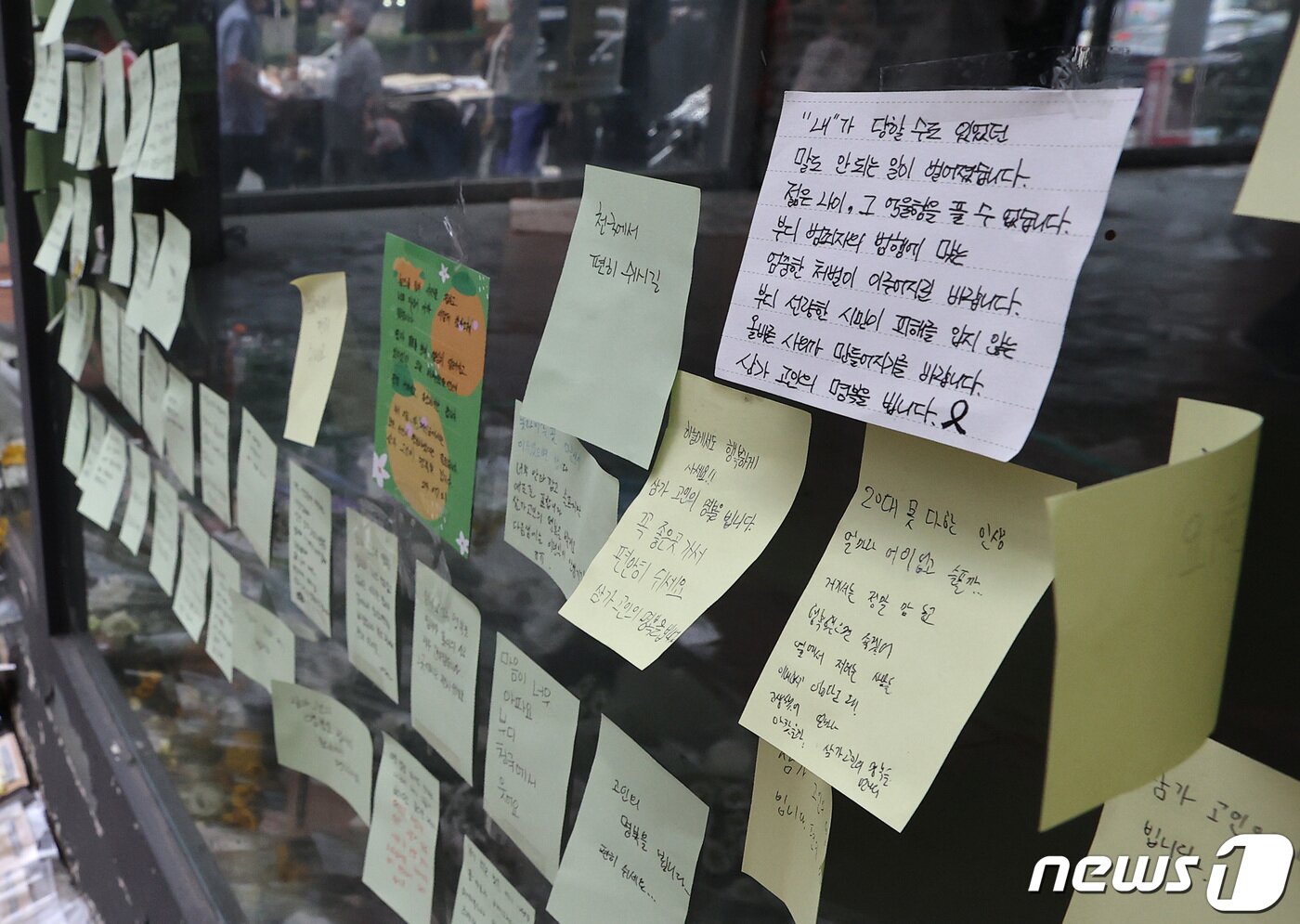 본문 이미지 - 22일 오후 서울 관악구 신림동 '묻지마 흉기 난동' 사건 현장에 추모객들이 적어놓은 추모메시지와 조화가 놓여 있다. 2023.7.22/뉴스1 ⓒ News1 구윤성 기자