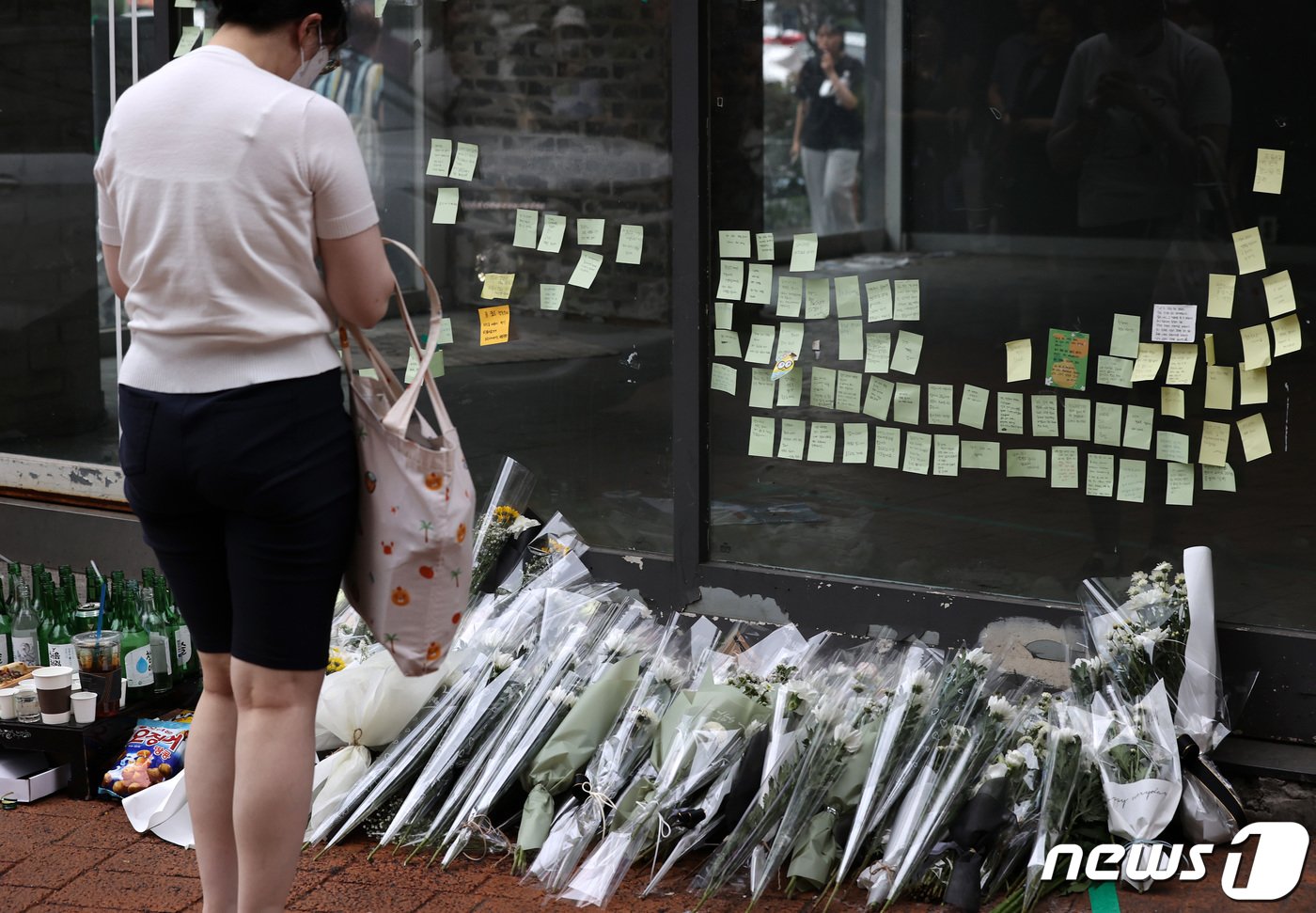 22일 오후 서울 관악구 신림동 &#39;묻지마 흉기 난동&#39; 사건 현장에서 한 시민이 이번 사건으로 희생 당한 피해자를 추모하고 있다. 2023.7.22/뉴스1 ⓒ News1 구윤성 기자