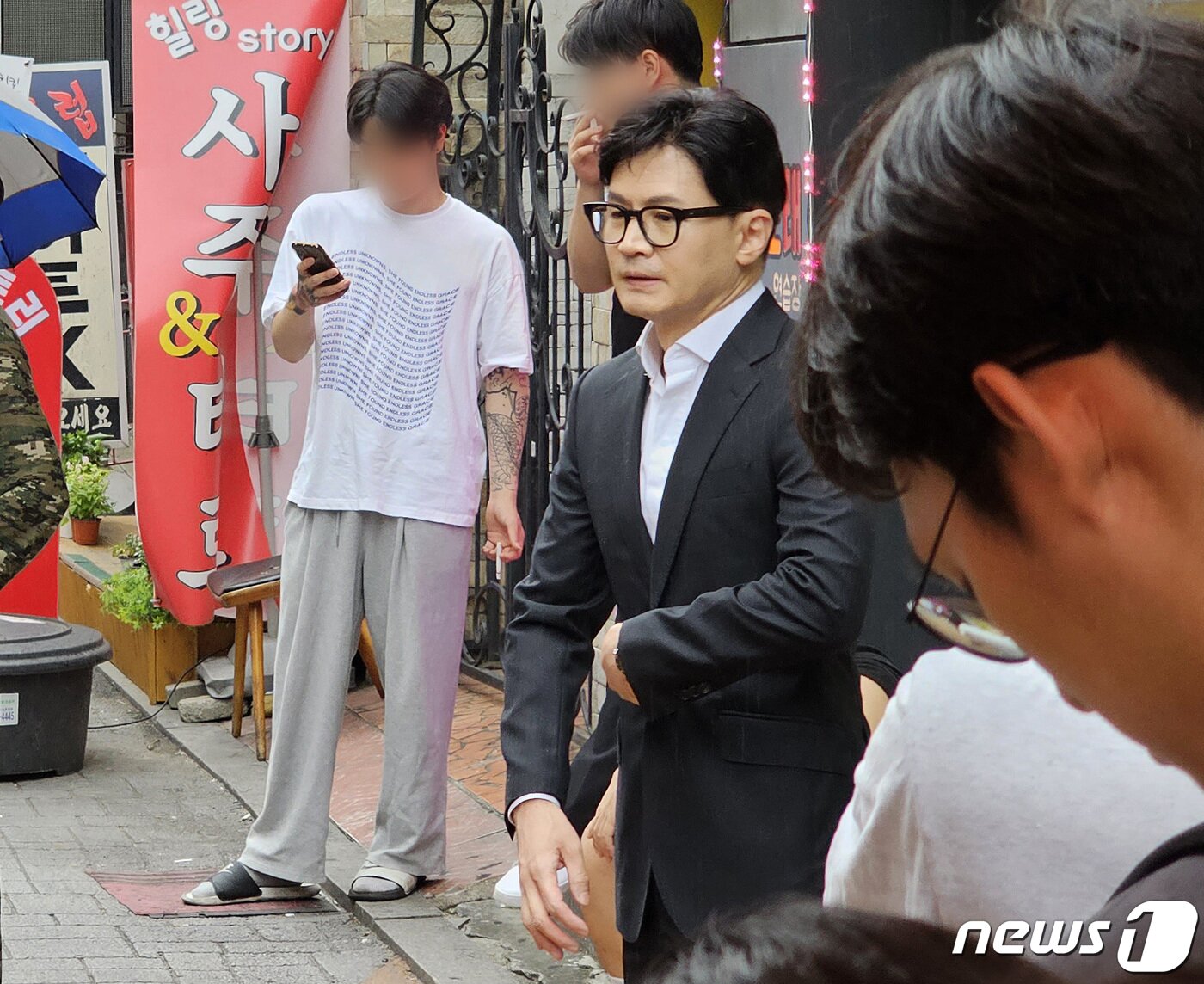 본문 이미지 - 한동훈 법무부 장관이 22일 서울 관악구 신림역 인근 '묻지마 흉기난동' 사건이 일어난 현장을 찾아 사망한 20대 A씨를 추모하고 있다. (독자 제공) 2023.7.22/뉴스1 ⓒ News1 김진환 기자