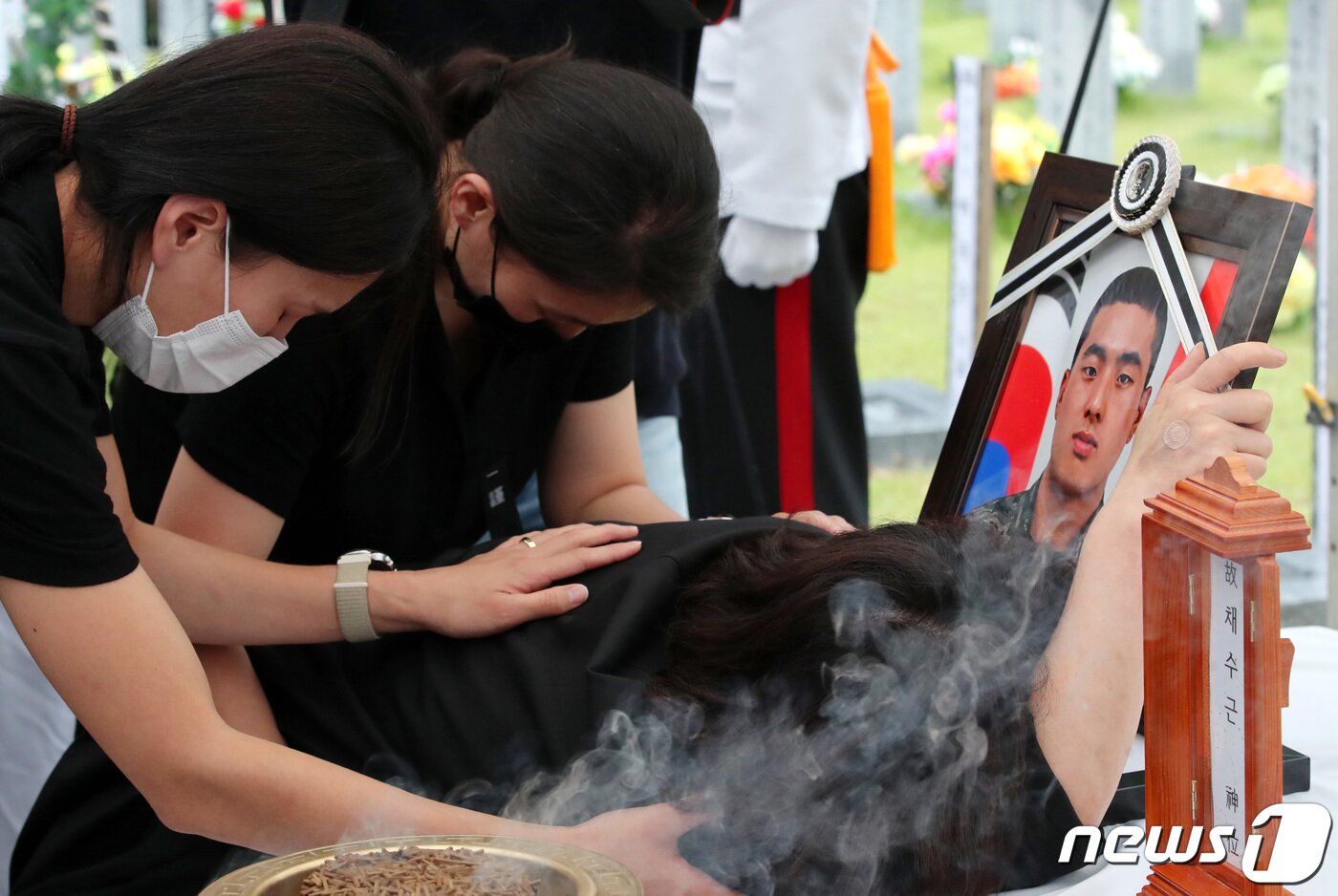본문 이미지 - 고(故) 채수근 해병대 1사단 포병대대 상병의 안장식이 22일 오후 대전 유성구 국립대전현충원 장병 4묘역에서 거행된 가운데 채 상병의 어머니가 아들의 영정 사진을 잡고 오열하고 있다. 2023.7.22/뉴스1 ⓒ News1 김기태 기자