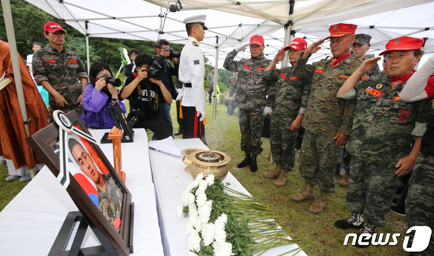 본문 이미지 - 고(故) 채수근 해병대 1사단 포병대대 상병의 안장식이 22일 오후 대전 유성구 국립대전현충원 장병 4묘역에서 거행된 가운데 해병전우회가 헌화한 뒤 거수경례하고 있다. 2023.7.22/뉴스1 ⓒ News1 김기태 기자