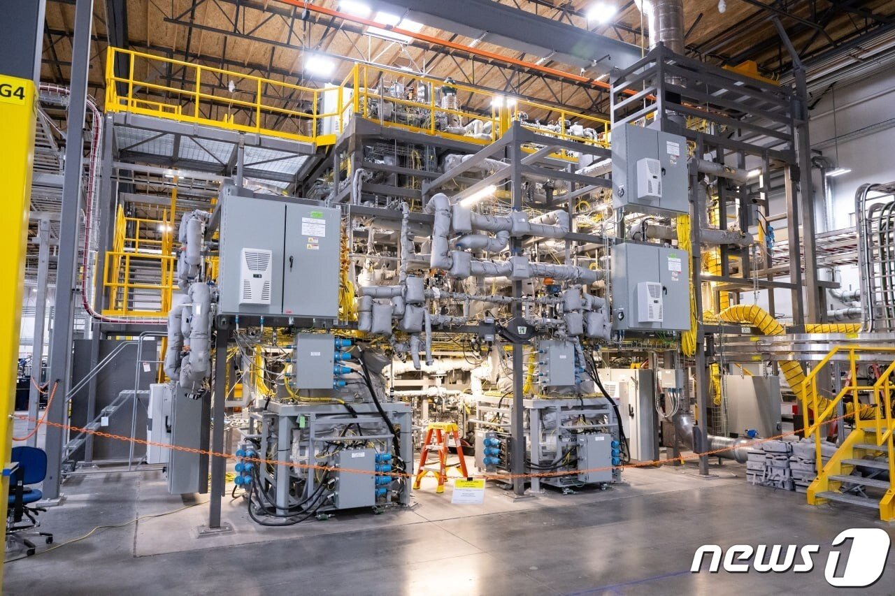 본문 이미지 - 테라파워 에버렛연구소내 용융 염화물 고속 원자로(Molten Chloride Fast Reactor, MCFR) 개발을 위한 세계 최대 규모의 용융 염화물 특성 테스트 장비(Integrated Effects Test, IET) 사진. 1MW 수준까지 외부에서 열을 가할 수 있는 Multiloop 시스템으로, 용융 염화물의 열 수력 및 안전 분석 검증에 활용할 예정이다. 사진은 테라파워 제공.