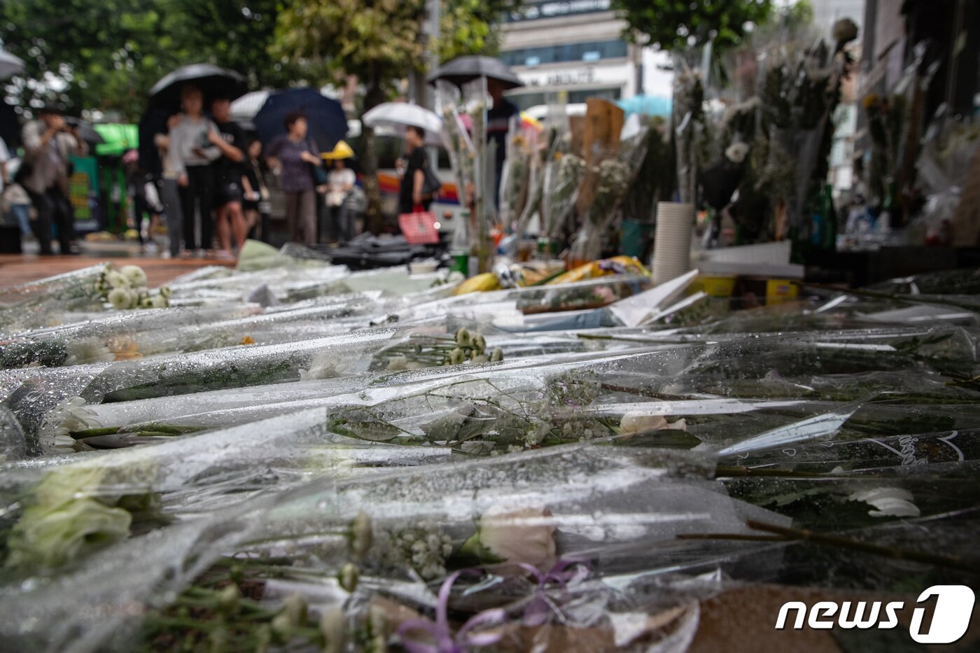 본문 이미지 - 23일 오전 서울 관악구 신림동 '묻지마 흉기 난동' 사건 현장에 추모 메시지와 조화가 놓여 있다. 앞서 지난 21일 오후 2시7분쯤 서울 관악구 신림동 인근 상가 골목에서 피의자인 조모씨가 흉기를 휘둘러 20대 남성 1명이 숨지고 30대 남성 3명이 다쳤다. 조씨는 범행 이유에 대해 "남들도 불행하게 만들고 싶어서＂라고 경찰에 진술한 것으로 알려졌다. 2023.7.23/뉴스1 ⓒ News1 이재명 기자