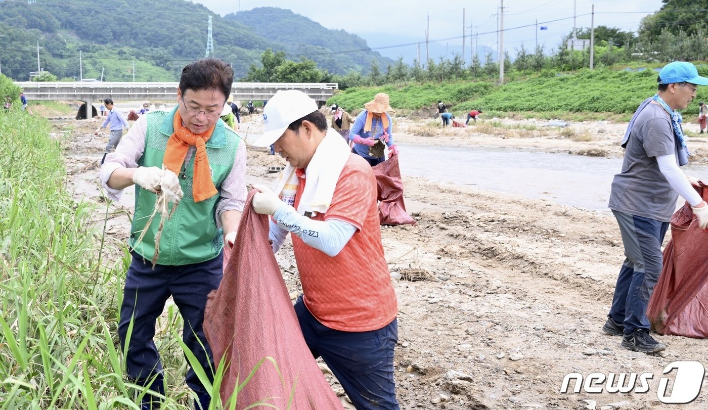 이철우 경북지사와 권영진 전 대구시장이 23일 집중호우로 큰 피해를 입은 예천군 감천면 진평리에서 봉사활동을 하고 있다. ⓒ News1 김대벽기자