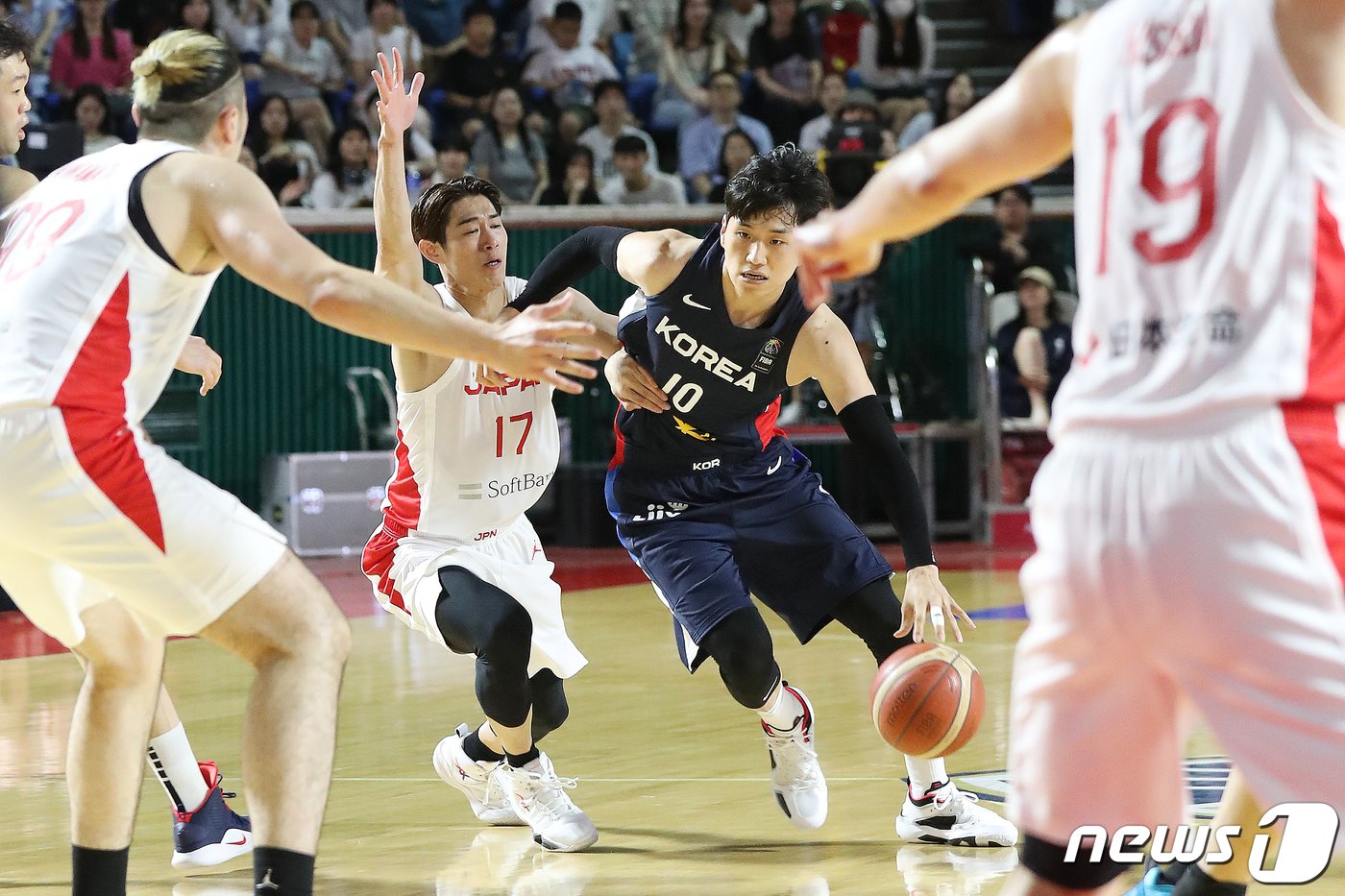 본문 이미지 - 23일 오후 서울 송파구 잠실학생체육관에서 열린 KB국민은행 2023 남자농구 국가대표 평가전 대한민국과 일본의 경기에서 문성곤이 드리블 돌파를 시도하고 있다. 2023.7.23/뉴스1 ⓒ News1 민경석 기자