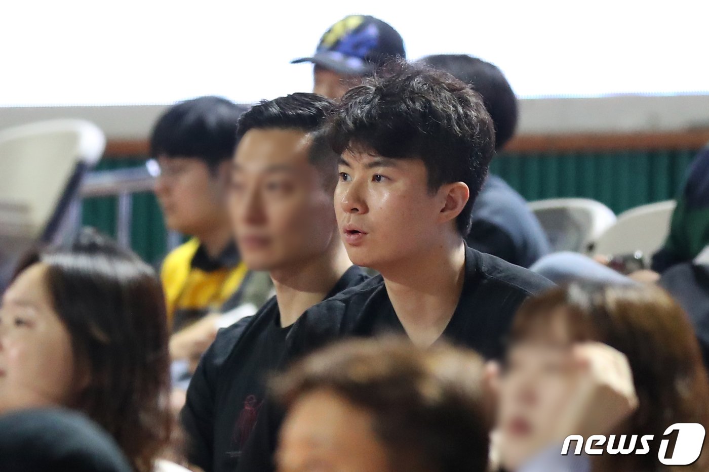 본문 이미지 - 미국 NBA에서 호주 리그로 이적한 국가대표 포워드 이현중이 23일 오후 서울 송파구 잠실학생체육관에서 열린 KB국민은행 2023 남자농구 국가대표 평가전 대한민국과 일본의 경기를 관람하고 있다. 2023.7.23/뉴스1 ⓒ News1 민경석 기자