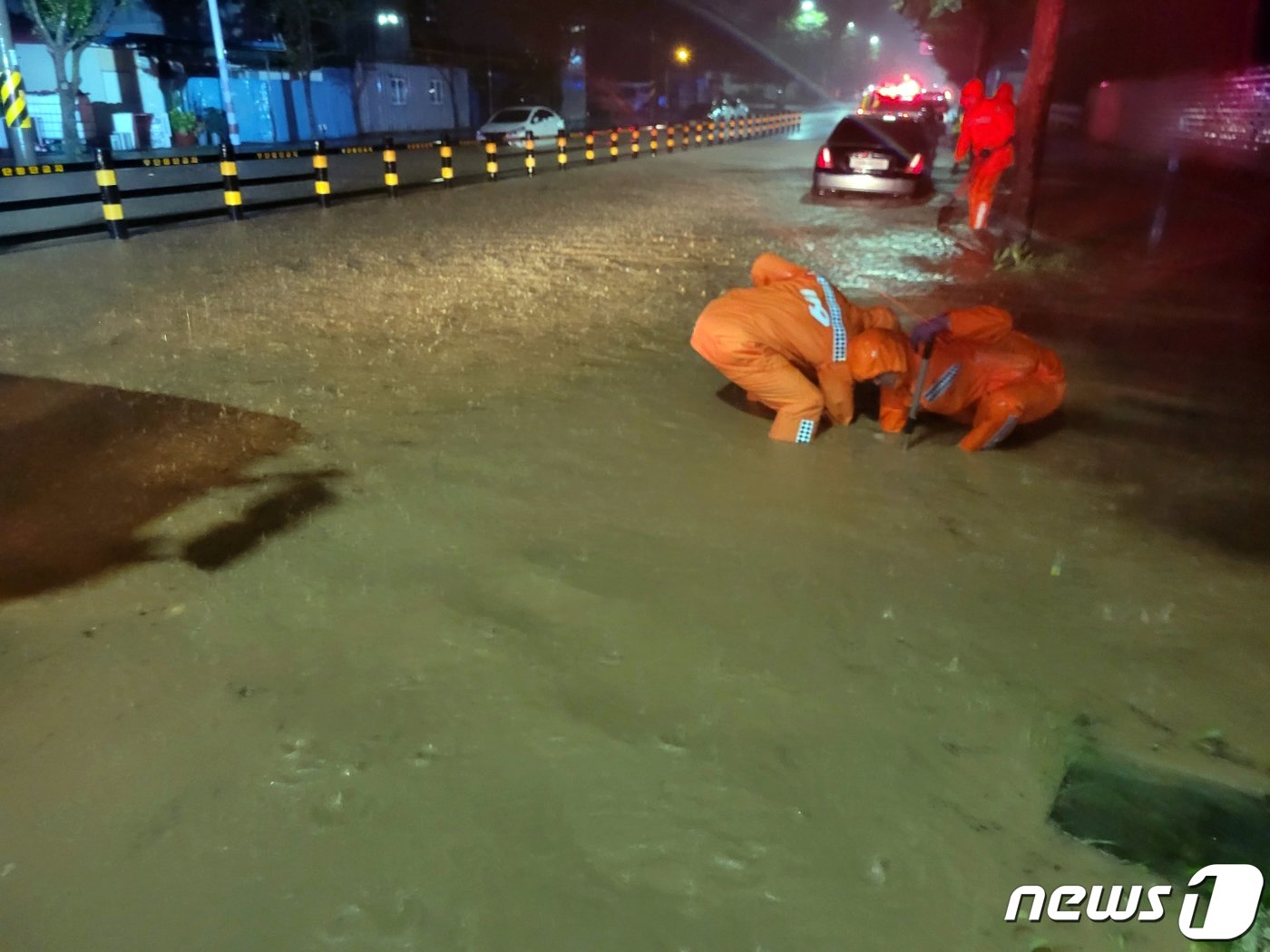 호우경보가 발효 중인 24일 오전 전남 나주시 송월동의 한 도로가 침수돼 소방당국이 배수 작업을 하고 있다. &#40;전남소방본부 제공&#41; 2023.7.24/뉴스1