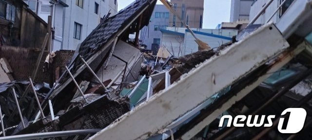 본문 이미지 - 24일 오전 5시11분쯤 광주 동구 충장로의 한 건물이 무너졌다는 신고가 접수돼 동구 관계자들이 현장에서 정확한 경위를 조사 중이다. 사진은 무너진 건물의 모습. (광주 동구 제공) 2023.7.24/뉴스1 ⓒ News1