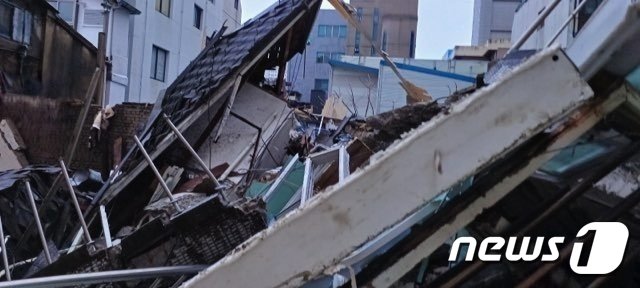 24일 오전 5시11분쯤 광주 동구 충장로의 한 건물이 무너졌다는 신고가 접수돼 동구 관계자들이 현장에서 정확한 경위를 조사 중이다. 사진은 무너진 건물의 모습. &#40;광주 동구 제공&#41; 2023.7.24/뉴스1 ⓒ News1