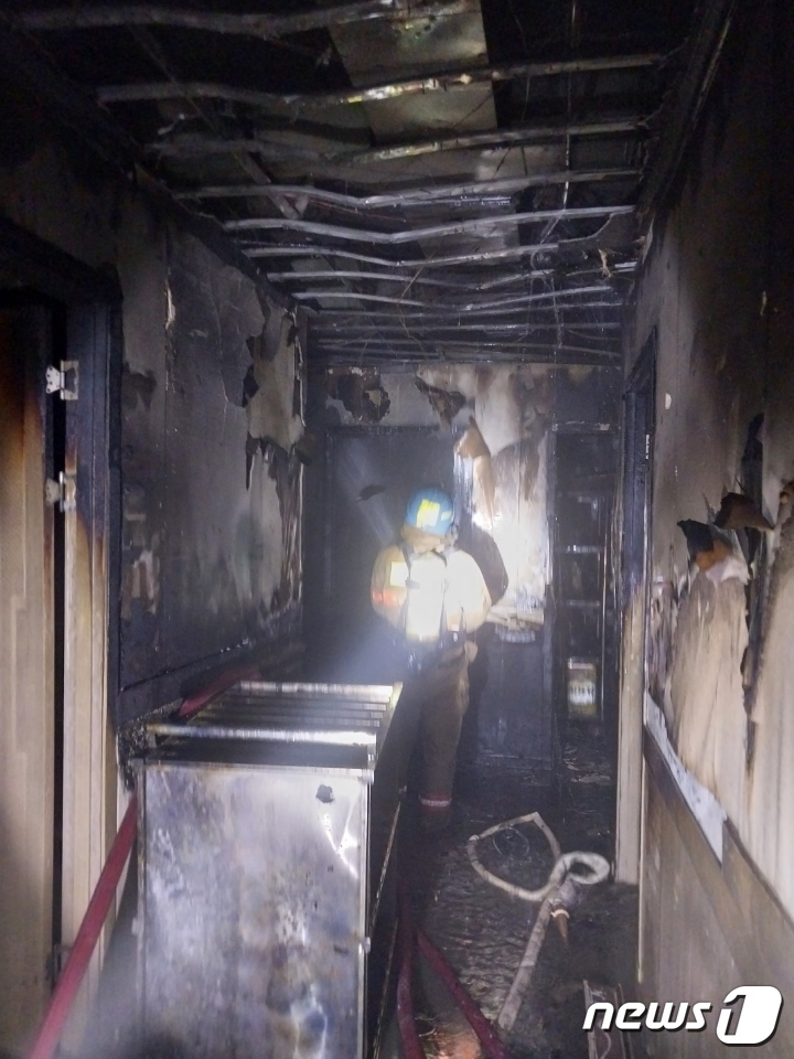 (목포=뉴스1) 이승현 기자 = 지난 23일 오후 7시51분쯤 전남 목포시 상동의 한 병원에서 화재가 발생해 소방당국이 진화작업을 하고 있다. (목포소방 제공) 2023.7.24/ …