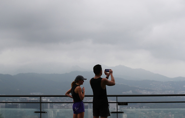 [오늘의날씨] 경기(8일,토)…흐리고, 늦은 오후부터 비