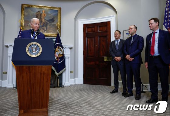 지난달 21일(현지시각) 미국 워싱턴 백악관에서 조 바이든 미국 대통령이 빅테크 기업 총수들과 만나 AI로 만든 콘텐츠에 '워터마크'를 넣는 방안을 발표하고 있다. 2023.07.21/ © 로이터=뉴스1 © News1 윤주영 기자