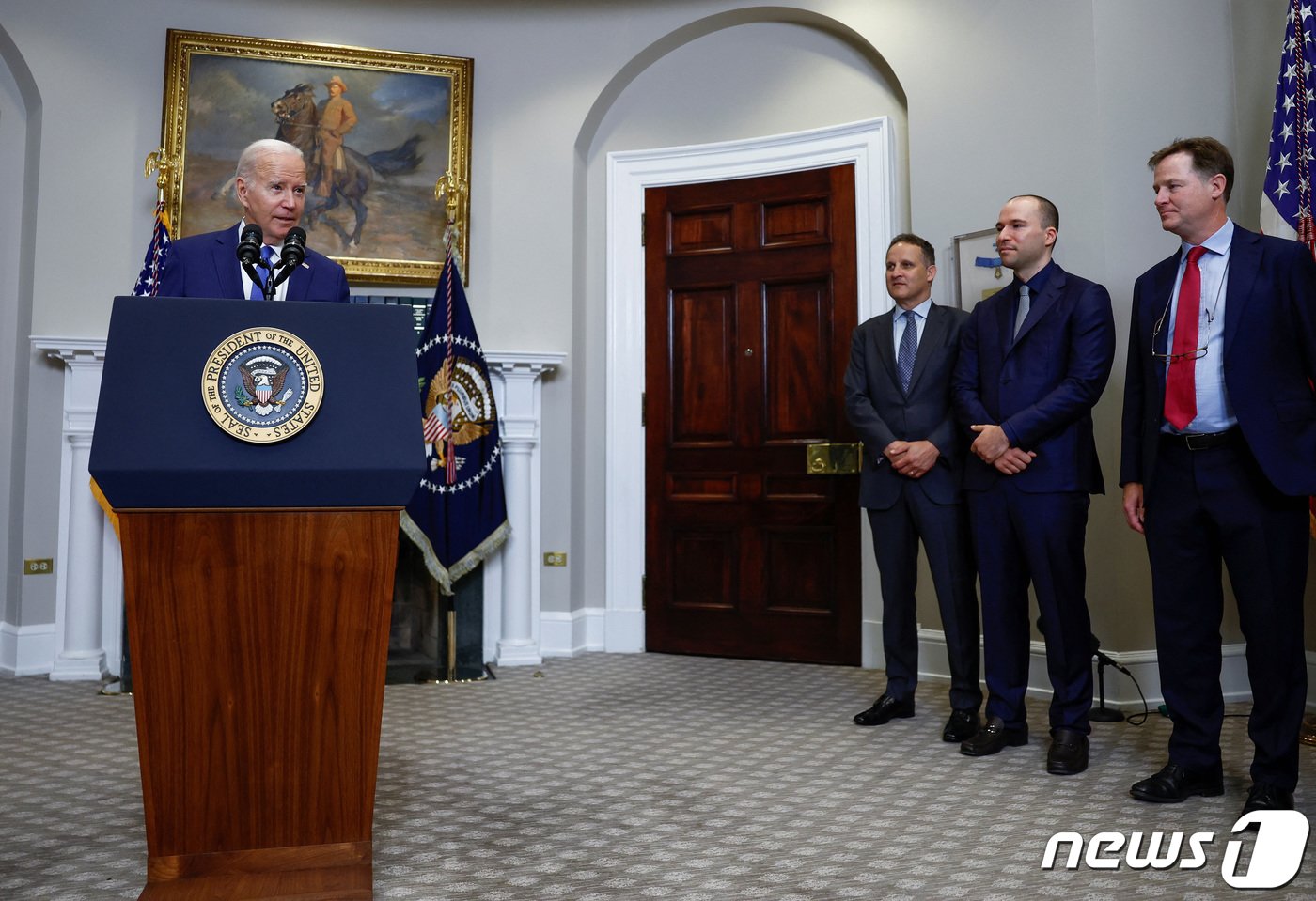 본문 이미지 - 21일&#40;현지시각&#41; 미국 워싱턴 백악관에서 조 바이든 미국 대통령이 빅테크 기업 총수들과 만나 연설 도중 AI 관련 발언을 하고 있다. 2023.07.21/ ⓒ 로이터=뉴스1 ⓒ News1 윤주영 기자